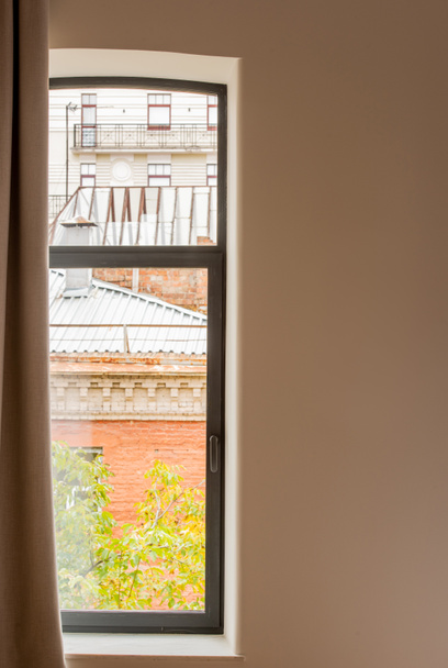  παράθυρο με θέα στο ευρωπαϊκό κτίριο από το δωμάτιο του ξενοδοχείου  - Φωτογραφία, εικόνα
