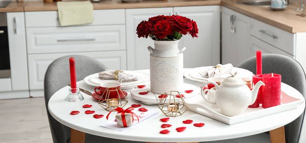 Świąteczne nakrycie stołu na Walentynki w kuchni w domu - Zdjęcie, obraz