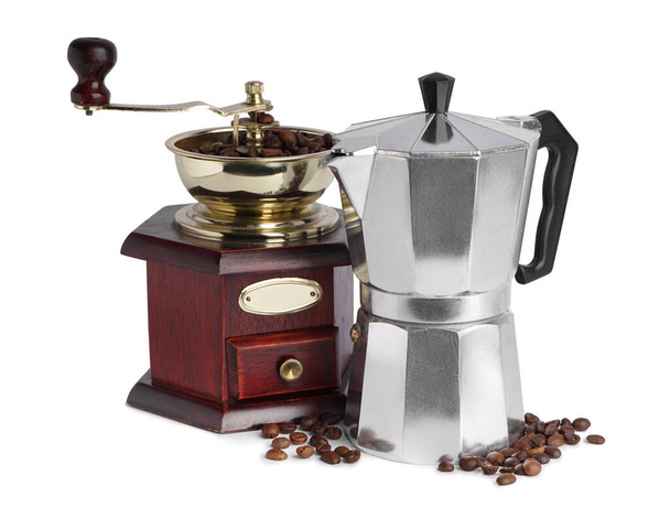 Гейзер кавоварка, шліфувальна машина і квасоля на білому тлі
 - Фото, зображення