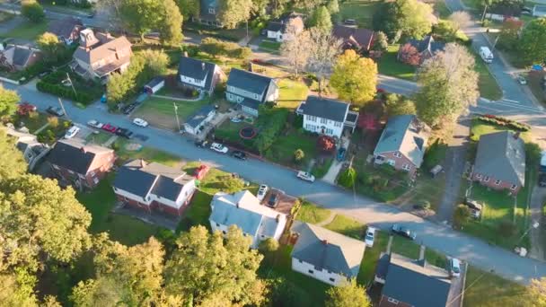 Vue aérienne de maisons familiales bien situées dans la banlieue de Caroline du Sud. Développement immobilier en banlieue américaine. - Séquence, vidéo
