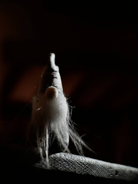 Petit personnage, avec une grande barbe blanche et un grand chapeau, au bord d'un gouffre. Mise en scène avec effet de lumière et d'ombre - Photo, image