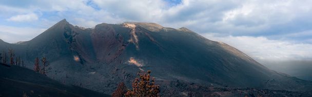 Super weiter Blick auf den Gipfel des Vulkankraters Cumbre Vieja - Foto, Bild