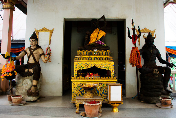 Szkody Budda i Książę Diabłów piekło w krematorium krematorium lub stos pogrzebowy dla Tajlandczyków odwiedzić modląc się błogosławieństwo mistyczne święty w Wat Sawang Arom lub świątyni Khae Thaw w Nakhon Pathom, Tajlandia - Zdjęcie, obraz