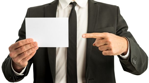 Üzletember mutat egy üres kártyára - Fotó, kép