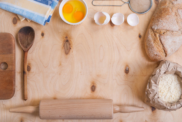 Fondo para hornear con tabla de cortar, cáscara de huevo, harina, laminado p
 - Foto, Imagen