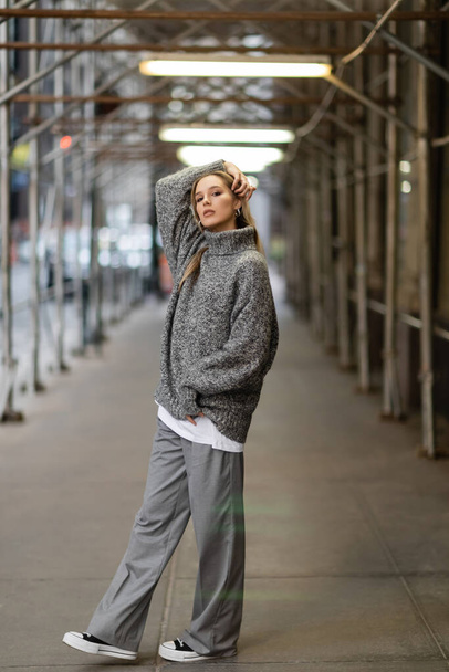 teljes hossza elegáns fiatal nő divatos téli ruha pózol a városi utcán New York  - Fotó, kép