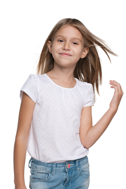усміхнена маленька дівчинка з тече волоссям
 - Фото, зображення