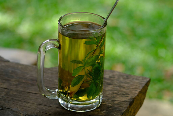 Wedang Sereh Mint Hangat, es una bebida herbal hecha de semillas de palma, hojas de menta, agua tibia y azúcar de roca. Esta bebida puede nutrir el cuerpo y curar los resfriados. - Foto, imagen