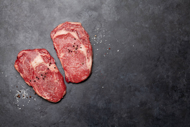 Dva syrové hovězí steaky. Horní pohled plochý ležel s kopírovacím prostorem - Fotografie, Obrázek