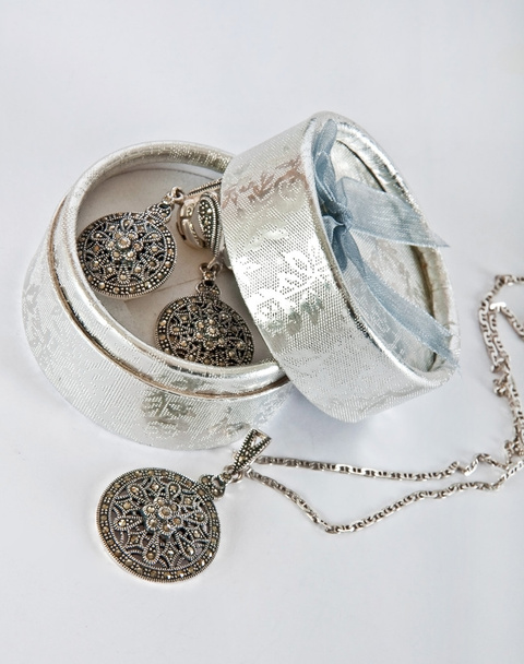 gümüş kolye ve küpeler ile tabut - Fotoğraf, Görsel