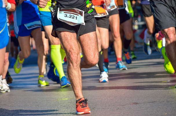 Marathon met RAS, mensen voeten op weg - Foto, afbeelding