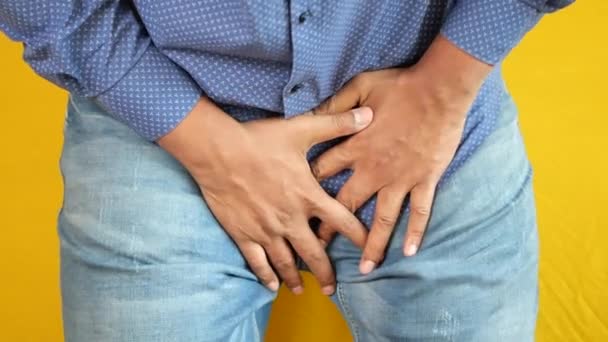 il concetto di problema della prostata e della vescica, dolore inguinale di un giovane . - Filmati, video