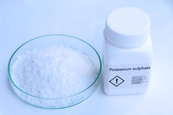 Sulfate de potassium en bouteille, produit chimique en laboratoire et dans l'industrie, produits chimiques utilisés dans l'analyse - Photo, image
