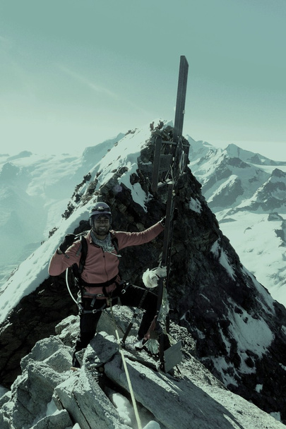 Cumbre de escaladores solitarios Matterhorn (o Cervino) en los Alpes, Italia
. - Foto, imagen