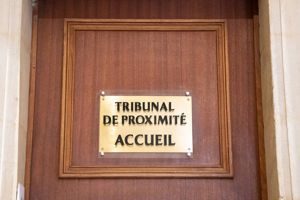 tribunal de proximite accueil tekst op oude houten deur entree gebouw betekent in het Frans lokale rechtbank receptie justitie - Foto, afbeelding