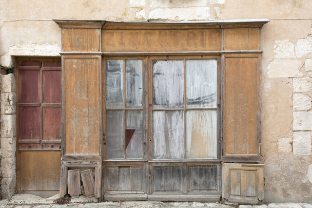 Fransa 'da Avrupa' da eski bir ahşap dükkanın eski, terk edilmiş ahşap cephesi. - Fotoğraf, Görsel