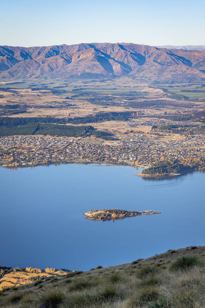 Krásný výhled na jezero Wanaka a hory za slunečného dne, Nový Zéland - Fotografie, Obrázek