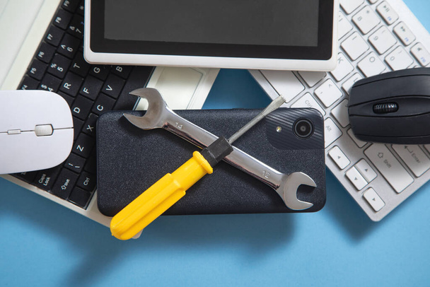 Klíč a šroubovák s klávesnicí, smartphonem, tabletem, myší. IT servis. Podpora - Fotografie, Obrázek