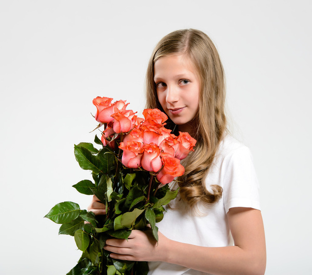 attractive girl with roses bouquet - Foto, afbeelding