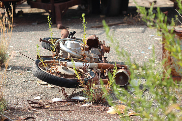 Rusted vecchia moto a terra
 - Foto, immagini