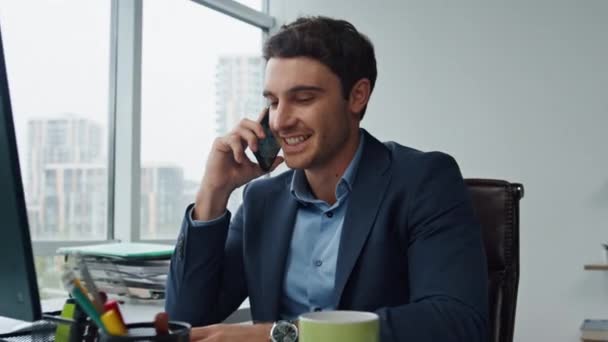 Όμορφος επιχειρηματίας μιλάει τηλέφωνο στο χώρο εργασίας γυαλί. Επιτυχημένος οικονομικός αναλυτής που εργάζεται ως σύμβουλος πελάτης σε επιτραπέζιο υπολογιστή. Επαγγελματίας δικηγόρος μιλάει smartphone. Εταιρική έννοια των εργαζομένων - Πλάνα, βίντεο
