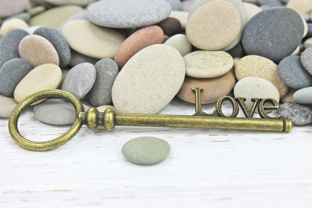 Sevgi sahil taş zemin üzerine antika anahtar - Fotoğraf, Görsel