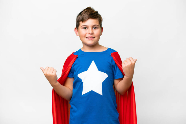 Super Hero Kaukasisch kind over geïsoleerde witte achtergrond met duimen omhoog gebaar en glimlach - Foto, afbeelding