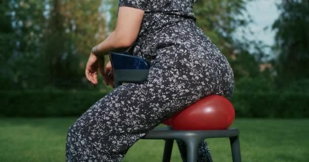 una mujer alegre juega con globos, imitando la fiabilidad de los condones durante el sexo, que va a soportar cualquier prueba y carga - Metraje, vídeo