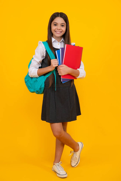 Schulhalbwüchsiges Mädchen 12, 13, 14 Jahre alt mit Schultasche und Lesebuch. Teenager Schülerin, isolierter Hintergrund. Lernen und Wissen - Foto, Bild