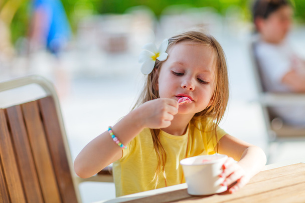Little girl eating ice cream - Photo, Image