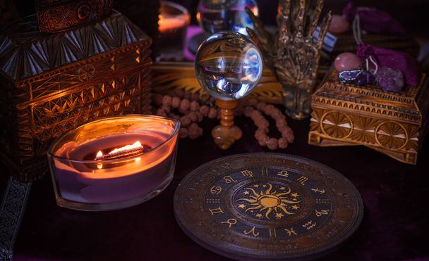 Astrologia ja esoteerinen käsite. Alttari horoskooppi, kynttilät ja mystinen ilmapiiri - Valokuva, kuva