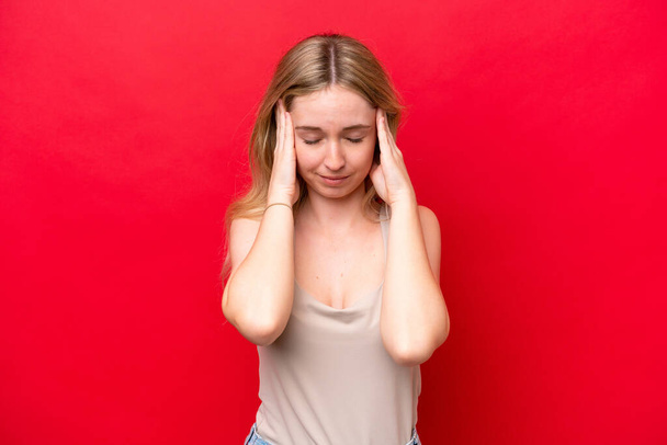 Νεαρή Αγγλίδα γυναίκα απομονωμένη σε κόκκινο φόντο με πονοκέφαλο - Φωτογραφία, εικόνα