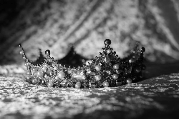 Királyi korona drágakövekkel. A hatalom és a gazdagság szimbóluma. Fekete-fehér. - Fotó, kép