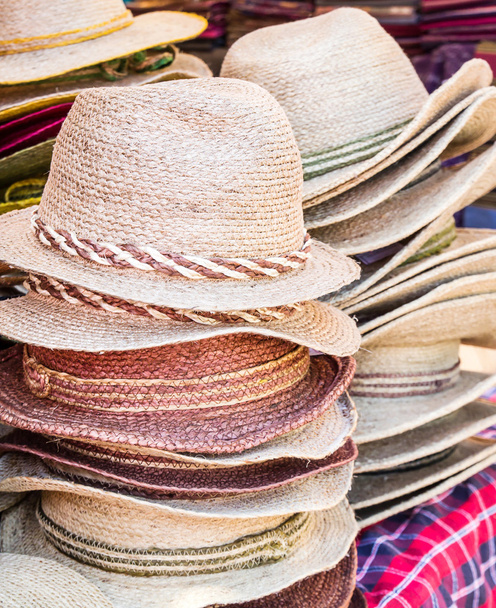 Закрыть шляпы на рынке
 - Фото, изображение
