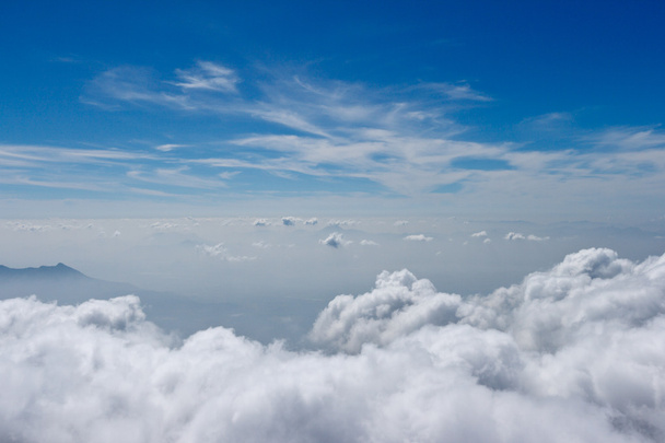 Montañas en las nubes. Kodaikanal, Tamil Nadu
 - Foto, imagen