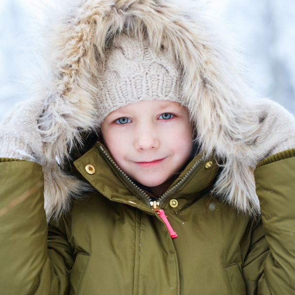 Little girl outdoors on winter - Foto, imagen