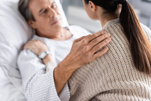 offuscata anziano paziente abbraccio figlia in ospedale reparto  - Foto, immagini