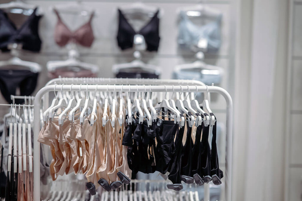 Muitas mulheres bonitas sutiãs na loja de lingerie, close-up - Foto, Imagem