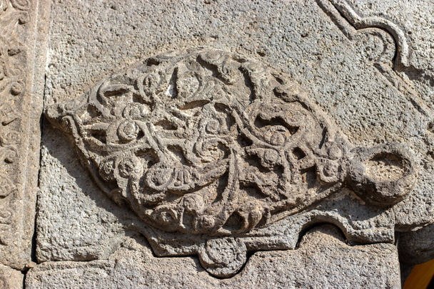 Yakutiye Madrasa, historyczne detale dekoracji kamienia Ilkhanid. Erzurum, Turcja. Wysokiej jakości zdjęcie - Zdjęcie, obraz