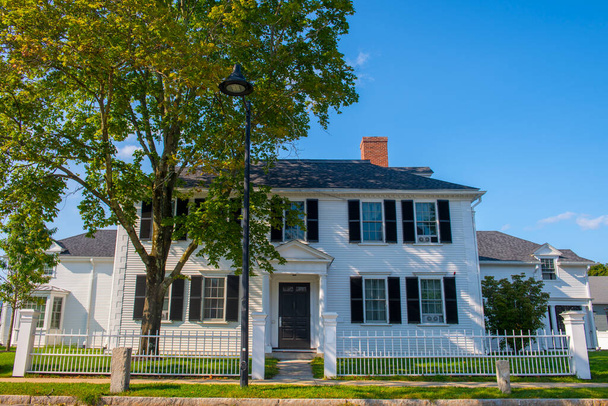 Historisch residentieel gebouw op 140 Main Street in het historische centrum van Concord, Massachusetts MA, Verenigde Staten. Dit gebouw is van de Concord Academy..  - Foto, afbeelding