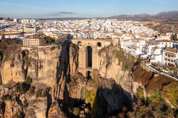Skalnatá krajina města Ronda s mostem Puente Nuevo a budovami, Andalusie, Španělsko - Fotografie, Obrázek