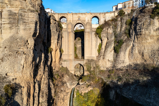 Paisaje rocoso de la ciudad de Ronda con Puente Nuevo y edificios, Andalucía, España - Foto, Imagen