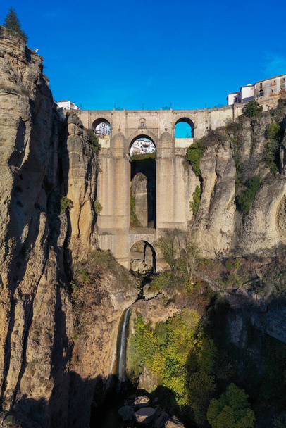 Paisaje rocoso de la ciudad de Ronda con Puente Nuevo y edificios, Andalucía, España - Foto, Imagen
