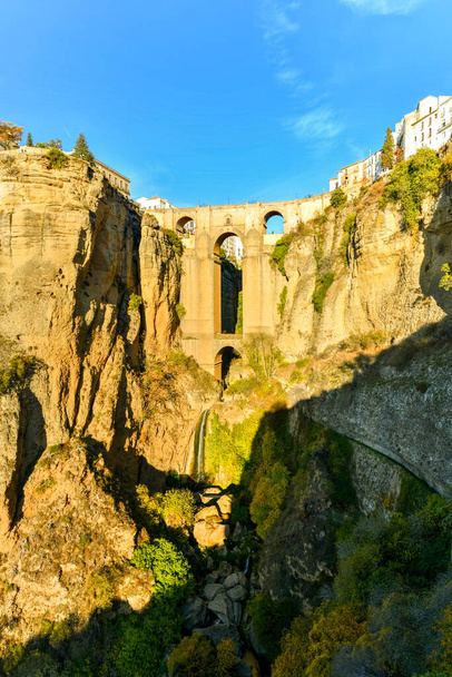 Felslandschaft der Stadt Ronda mit Puente Nuevo Brücke und Gebäuden, Andalusien, Spanien - Foto, Bild