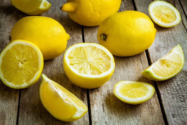 Čerstvých šťavnatých citronů na dřevěné pozadí - Fotografie, Obrázek