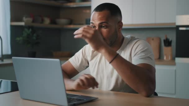 Afrikkalainen surullinen järkyttynyt mies Amerikkalainen tyytymätön kaveri mies murehtia verkossa ongelma hidas yhteys alhainen tietokoneen akun vika menettää kannettavan tietokoneen irtoaminen peli kaatuu rikki verkkosivuilla virhe - Materiaali, video