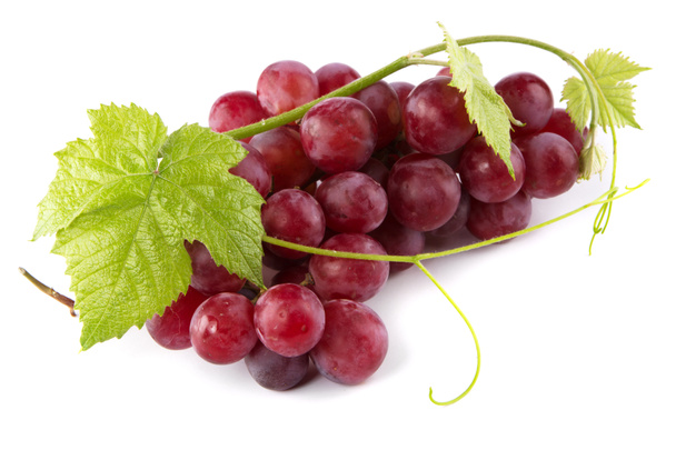 rode druiven met verse bladeren - Foto, afbeelding