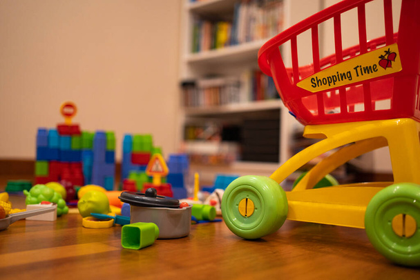 Mess de jouets pour enfants dans le salon à la maison. Salle de jeux pour tout-petits. - Photo, image
