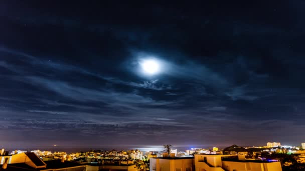 Upływ czasu księżycowego nocnego nieba nad hiszpańskim miasteczkiem Benalamdena na Costa Del Sol - Materiał filmowy, wideo