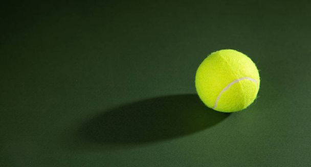 tenisový míček na zeleném pozadí.  - Fotografie, Obrázek
